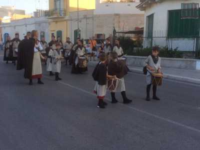 Giovani musici accompagnano la sfilata